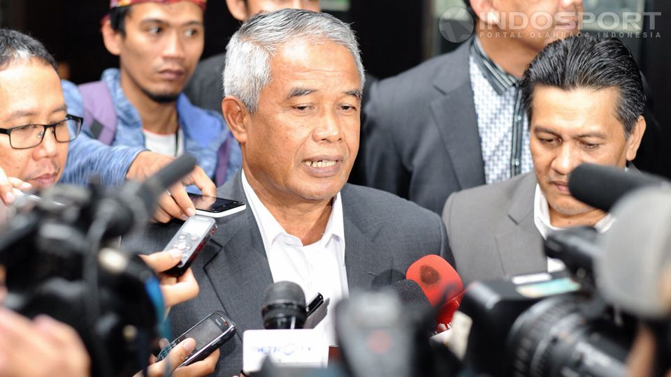 Ketua Umum PSSI, Djohar Arifin saat diwawancarai pewarta di kantor Kemenora, Jakarta, Kamis (22/01/15). Copyright: &copy; Ratno Prasetyo/INDOSPORT